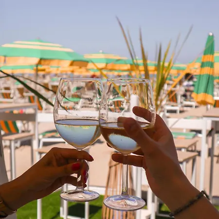 Hotel Mocambo Piscina, Spiaggia E Biciclette 3*