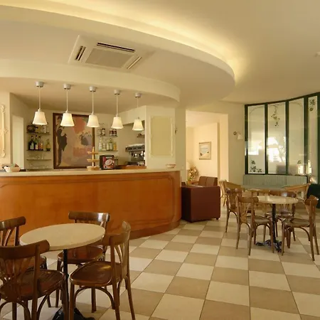 Hotel Mocambo Piscina, Spiaggia E Biciclette 3*