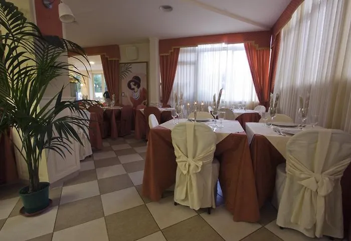 Hotel Mocambo Piscina, Spiaggia E Biciclette 3*